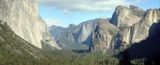 Yosemite Valley, vue de Tunnel View. El Capitan &agrave; gauche, Bridalveil Falls et Cathedral Rocks &agrave; droite