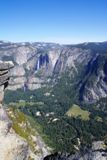 Yosemite Valley, vue de Glacier Point. Yosemite Falls au fond.