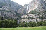 Upper et Lower Yosemite Falls, vues de la vall&eacute;e