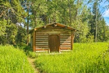 À côté de Maud Noble Cabin