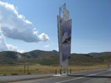 L'entrée de Utah Olympic Park, avec le tremplin de saut à ski derrière