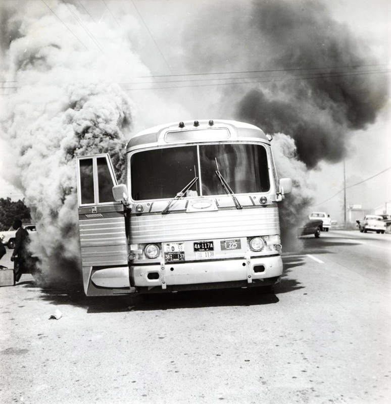 Bus des Freedom Riders en feu &agrave; Anniston
