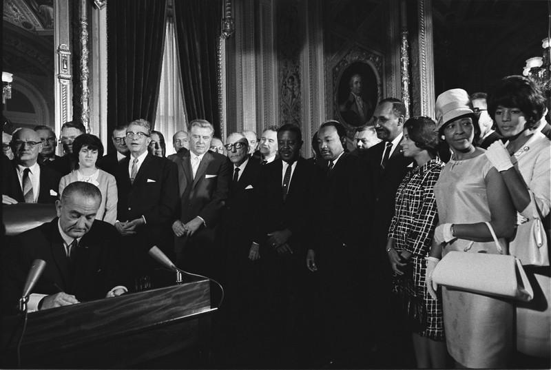 Signature du Voting Rights Act par L. Johnson