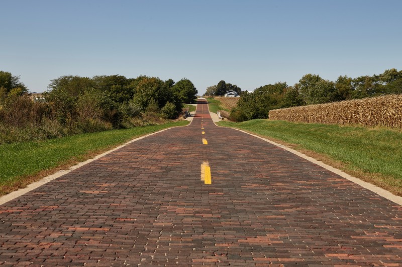 Tron&ccedil;on historique de la Route 66, en briques, pr&egrave;s d'Auburn, en Illinois