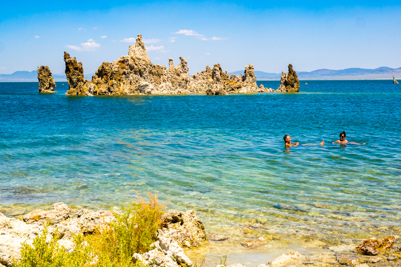 Baignade dans Mono Lake
