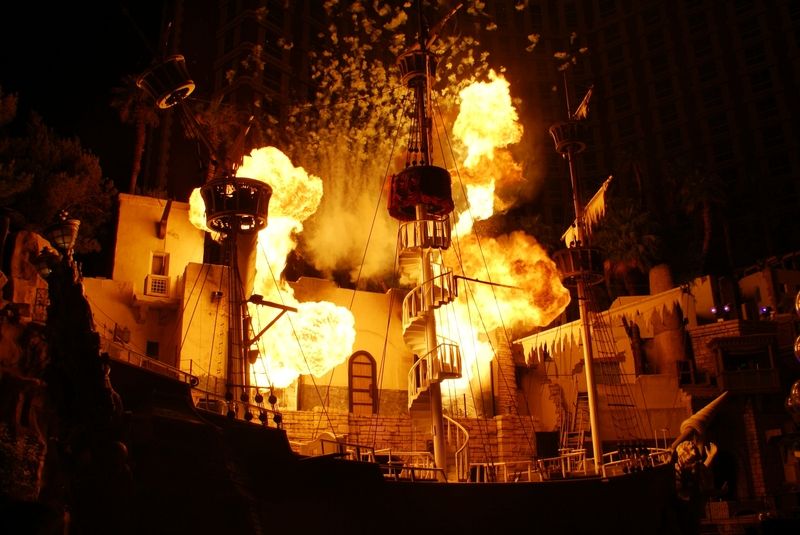 Spectacle devant le Treasure Island