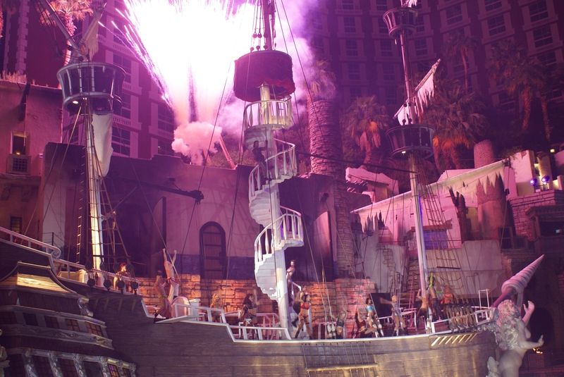 Spectacle devant le Treasure Island