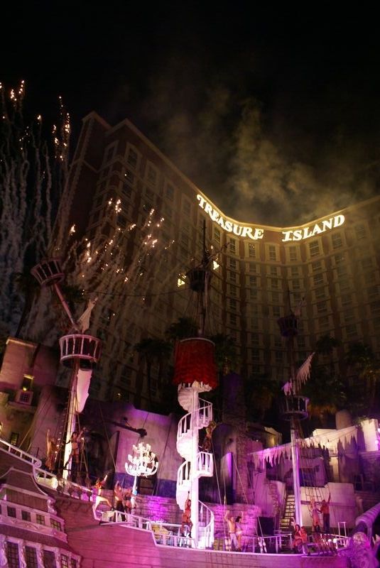 Spectacle devant le Treasure Island
