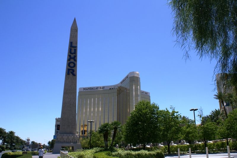 Entrée du Luxor, et le Mandalay Bay en arrière-plan