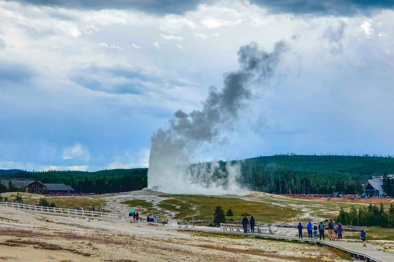 Old Faithful Geyser vu de Geyser Hill